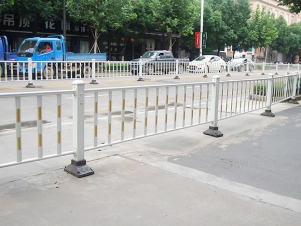 泰安市區(qū)道路護(hù)欄安裝